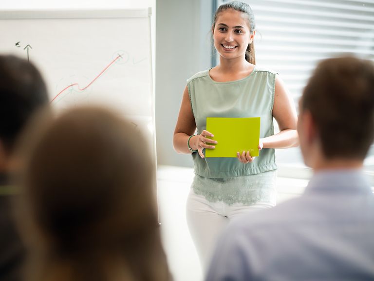 working-areas-image-finance Młoda kobieta prowadzi prezentację