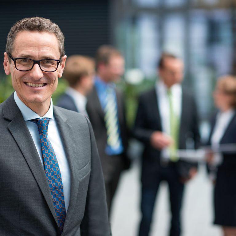 professionals-checklist Mężczyzna stoi przed grupą współpracowników