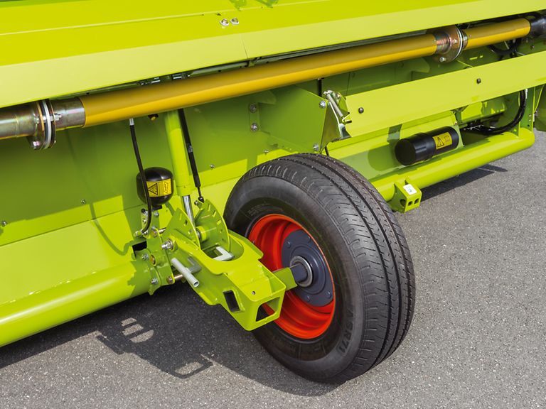 352880_27 Крупный план стабилизирующих колес на жатке.