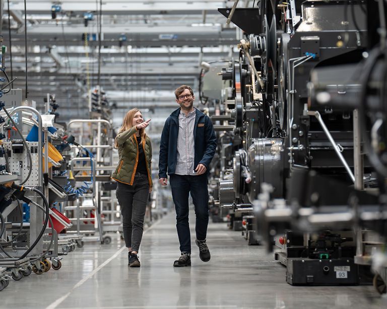 traineeprogramme-teaser-image Trainees laufen durch Produktion