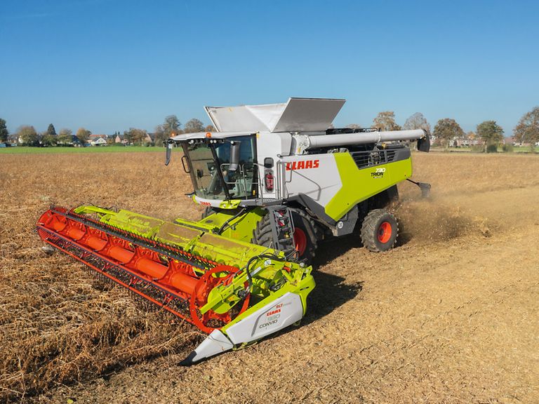 443884_27 TRION 730 harvesting soybeans with CONVIO FLEX 770.