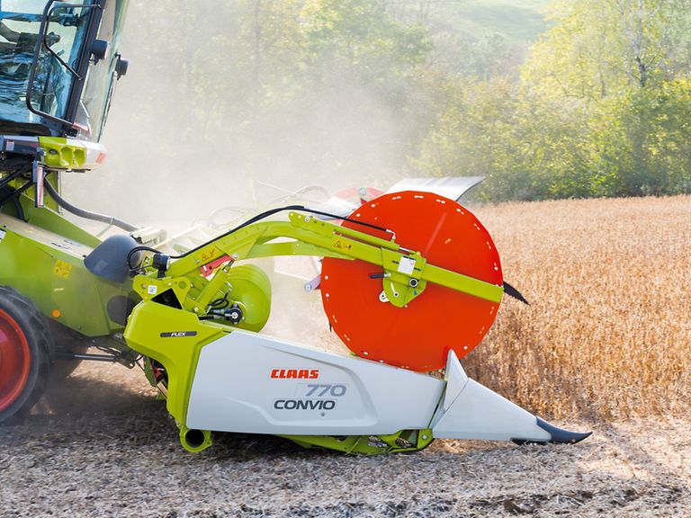 389158_27 Close-up side view of CONVIO FLEX 770 harvesting soybeans.