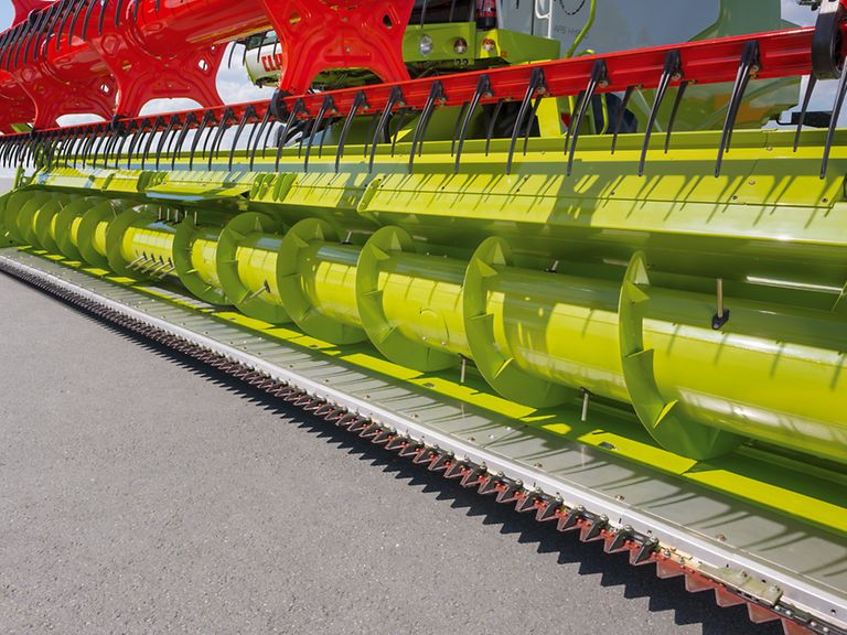 248808_27 Detail image: MAXFLEX 930 knife bar and intake auger.